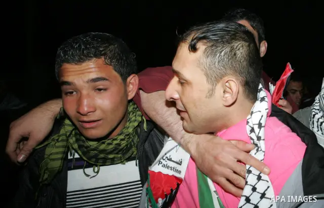 A freed Palestinian prisoners is greeted upon arrival at Rafah crossing in the southern Gaza Strip December 18, 2011. Israel plans to release 550 Palestinian prisoners on Sunday in the second stage of a deal with Hamas t...