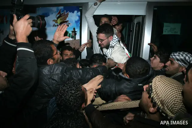 Freed Palestinian prisoners are greeted upon arrival at Rafah crossing in the southern Gaza Strip December 18, 2011. Israel plans to release 550 Palestinian prisoners on Sunday in the second stage of a deal with Hamas th...