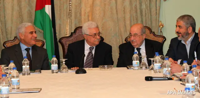 Palestinian President Mahmoud Abbas (C), Salim al-Zanoun (4th R) head of Palestinian national council, Hamas leader Khaled Meshaal (3rd R) and other Palestinian officials talk during their meeting in Cairo December 22, 2...
