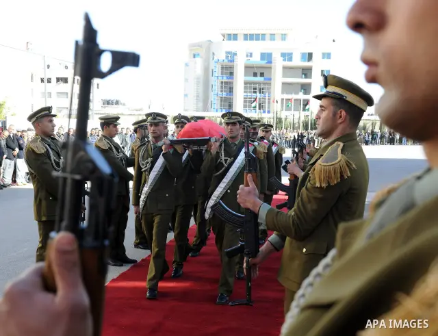 Palestinian President, Mahmoud Abbas (Abu Mazen), lays a wreath of flowers on the body of the late fighter Mustafa al-Maliki former governor of Qalqilya presidential headquarters in the west bank city of Ramallah, on Dec...