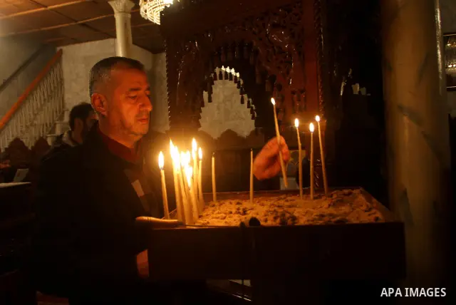 Palestinian Christians light candles on Christmas day in the Saint Porfirios church in Gaza City December 25, 2011. Photo by Ashraf Amra