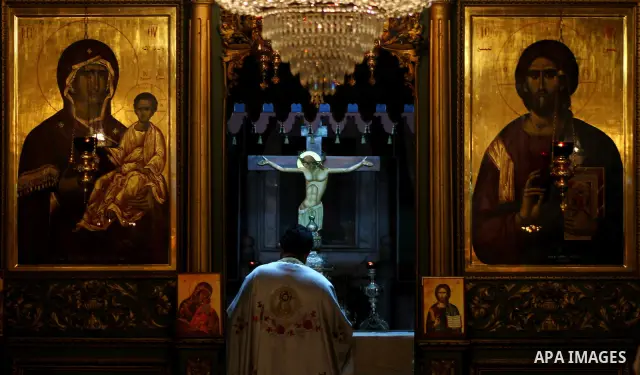 Palestinian Christians pray on Christmas day in the Saint Porfirios church in Gaza City December 25, 2011. Photo by Ashraf Amra