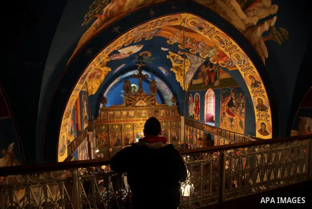 Palestinian Christians pray on Christmas day in the Saint Porfirios church in Gaza City December 25, 2011. Photo by Ashraf Amra
