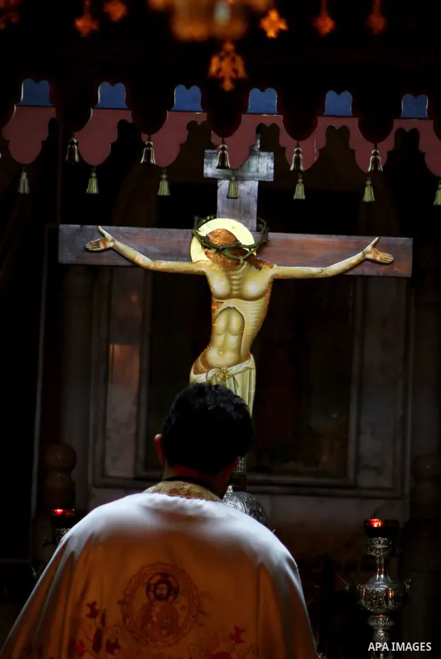 Palestinian Christians pray on Christmas day in the Saint Porfirios church in Gaza City December 25, 2011. Photo by Ashraf Amra