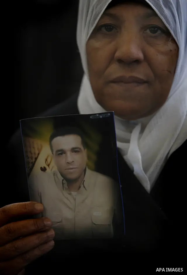 Palestinians gather during a protest at the Red Cross' offices in Gaza City to call for the release of Palestinian prisoners held in Israeli jails, on Dec. 26, 2011. Photo by Mhmud Nassar