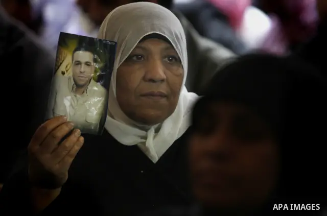 Palestinians gather during a protest at the Red Cross' offices in Gaza City to call for the release of Palestinian prisoners held in Israeli jails, on Dec. 26, 2011. Photo by Mhmud Nassar