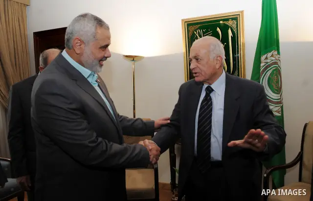 Palestinian premie minister of Gaza Strip Ismail Haniya (L) speaking with Arab League secretary general Nabil al-Arabi during a meeting in Cairo on December 26, 2011. Haniya is a regional tour for the first time since Is...