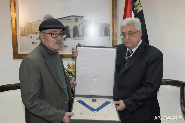 Palestinian President, Mahmoud Abbas (Abu Mazen), Gives the poet and writer Ali al-Khalili, the Order of Merit and Excellence, in the West Bank city of Ramallah on Dec 27, 2011. Thaer Ghanaim