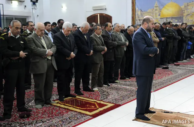 Palestinian President Mahmoud Abbas (Abu Mazen) attends Friday prayers in the West Bank city of Ramallah on Dec 30, 2011. Photo by Mufeed Abu Hasnah
