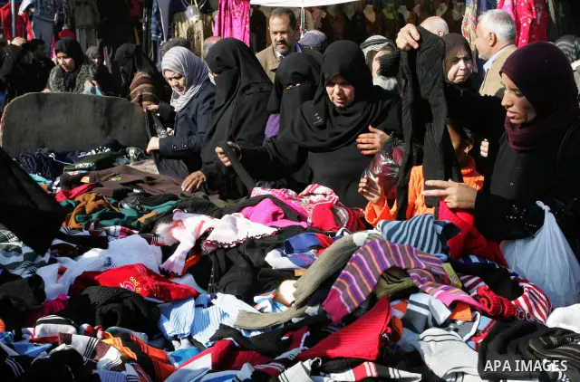 Palestinians shop at a market in Rafah refugee camp in the southern Gaza Strip on December 31, 2011.Photo by Abed Rahim Khatib