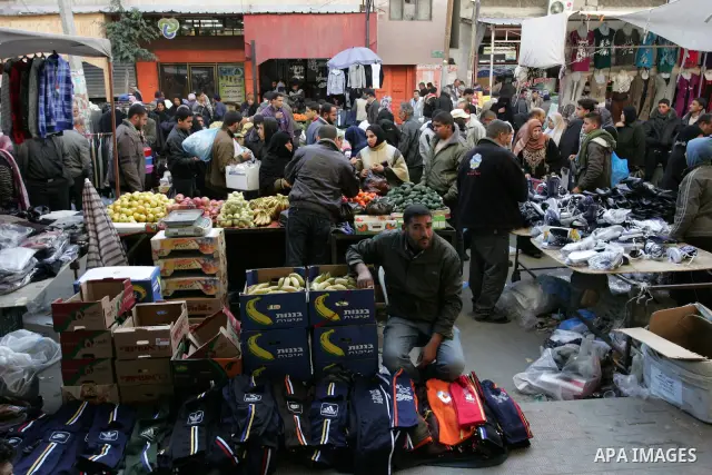 Palestinians shop at a market in Rafah refugee camp in the southern Gaza Strip on December 31, 2011.Photo by Abed Rahim Khatib