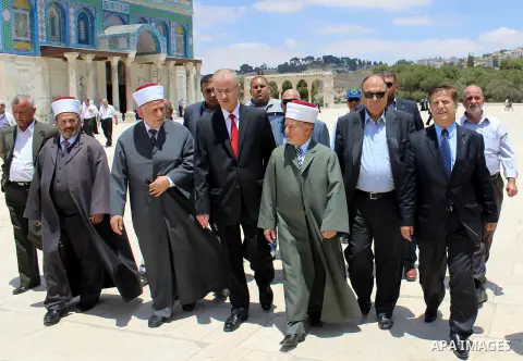 (FILE) A file picture dated 16 June 2013 shows Palestinian Prime Meinister Rami Hamdallah, visits the Dome of the Rock shrine in Jerusalem. Media reported on 20 June 2013 that the newly appointed Prime Minister told Pale...