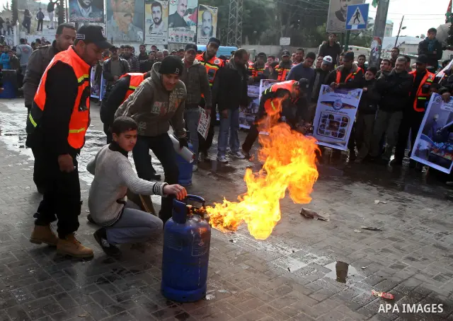 Members of the Palestinian Civil defence demonstrate their skills during a training session following the campaign "your safty" in Gaza City, on Jan. 04, 2012. Photo by Ashraf Amra