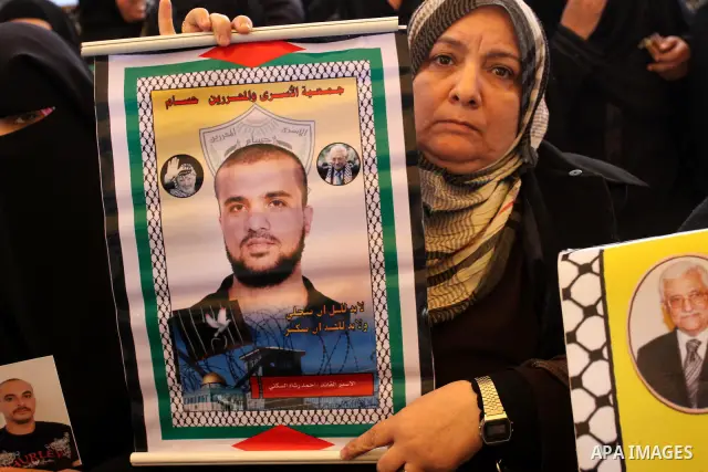 Palestinians gather during a protest at the Red Cross' offices in Gaza City to call for the release of Palestinian prisoners held in Israeli jails, on Jan. 09, 2012. Photo by Mohammed Asad