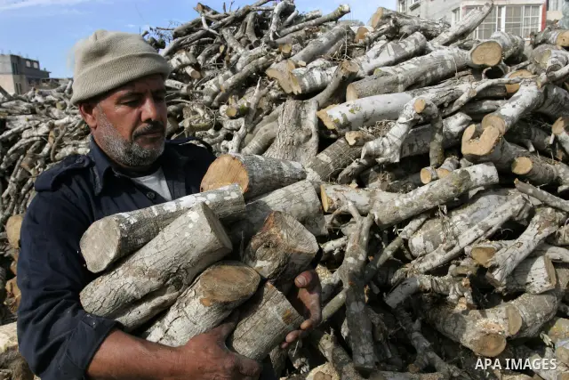 A Palestinian workers collect firewood at a yard in Khan Younis, southern Gaza Strip on January 11, 2012.Photo by Abed Rahim Khatib