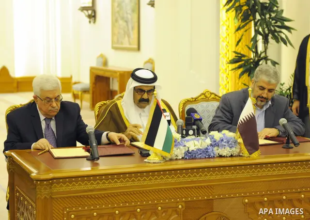 Palestinian President Mahmoud Abbas (Abu Mazen) and Hamas leader Khaled Mashaal meet with the Qatari Emir Sheikh Hamad bin Khalifa Al Thani in the Qatari capital of Doha on Feb. 06, 2012. Photo by Thaer Ganaim