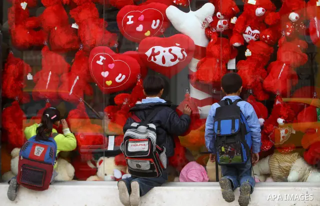 A Palestinian students seen to the shop during the Valentine's Day in Gaza City on Feb. 14, 2012. Valentine's Day is celebrated each year on 14 February. Photo by Ashraf Amra