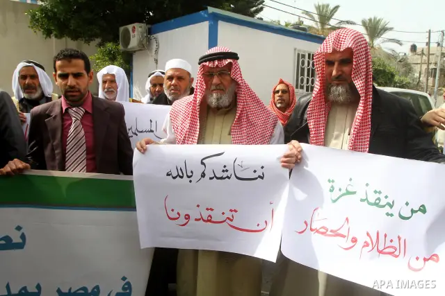 Palestinians take part in a protest in front of UNICEF calling for supplying the Gaza Strip with enough fuel on February 15, 2012. Photo by Ashraf Amra