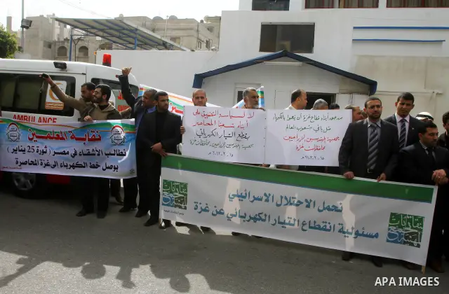 Palestinians take part in a protest in front of UNICEF calling for supplying the Gaza Strip with enough fuel on February 15, 2012. Photo by Ashraf Amra
