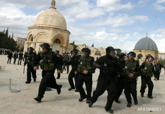 Israeli policemen run with their weapons during clashes with Palestinian protesters on the compound known to Muslims as the Noble Sanctuary and to Jews as the Temple Mount in Jerusalem's Old City February 24, 2012. Israe...