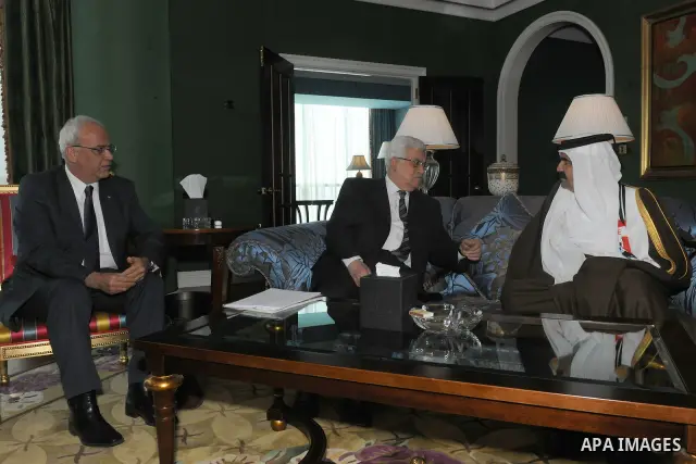 Palestinian President Mahmoud Abbas, meet with Qatar's Emir Sheikh Hamad bin Khalifa al-Thani in Doha, Qatar, 26 February 2012. Photo by Thaer Ghanaim
