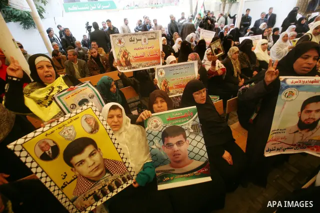 Palestinians gather during a protest at the Red Cross' offices in Gaza City to call for the release of Palestinian prisoners held in Israeli jails, on Feb. 27, 2012. Photo by Ashraf Amra