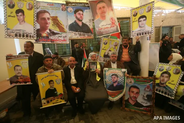 Palestinians gather during a protest at the Red Cross' offices in Gaza City to call for the release of Palestinian prisoners held in Israeli jails, on Feb. 27, 2012. Photo by Ashraf Amra