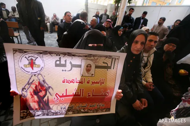 Palestinians gather during a protest at the Red Cross' offices in Gaza City to call for the release of Palestinian prisoners held in Israeli jails, on Feb. 27, 2012. Photo by Ashraf Amra