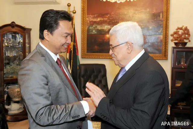 Palestinian President Mahmoud Abbas, meet with Ambassador of the Republic of Indonesia in Washington, Dino Patti Jalal in the Jordan Capital of Amman, on Feb. 28, 2012. Photo by Thaer Ganaim