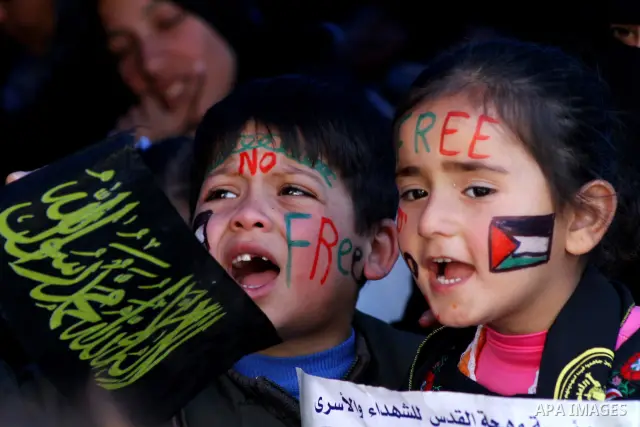 Palestinian children demonstrate in solidarity with Hana'a Shalabi during a protest in front of red cross in Gaza City, on mar. 07, 2012. Shalabi, released by Israel in a prisoner swap last year but re-arrested earlier t...