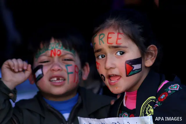 Palestinian children demonstrate in solidarity with Hana'a Shalabi during a protest in front of red cross in Gaza City, on mar. 07, 2012. Shalabi, released by Israel in a prisoner swap last year but re-arrested earlier t...