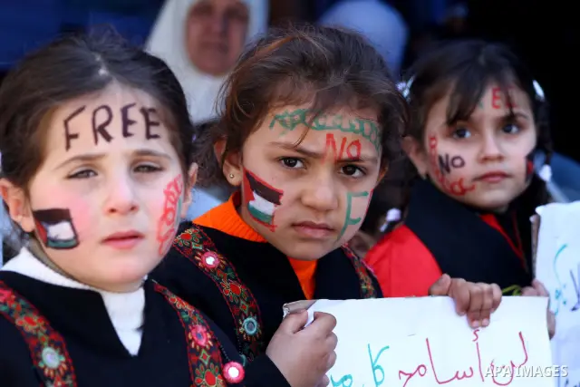 Palestinian children demonstrate in solidarity with Hana'a Shalabi during a protest in front of red cross in Gaza City, on mar. 07, 2012. Shalabi, released by Israel in a prisoner swap last year but re-arrested earlier t...