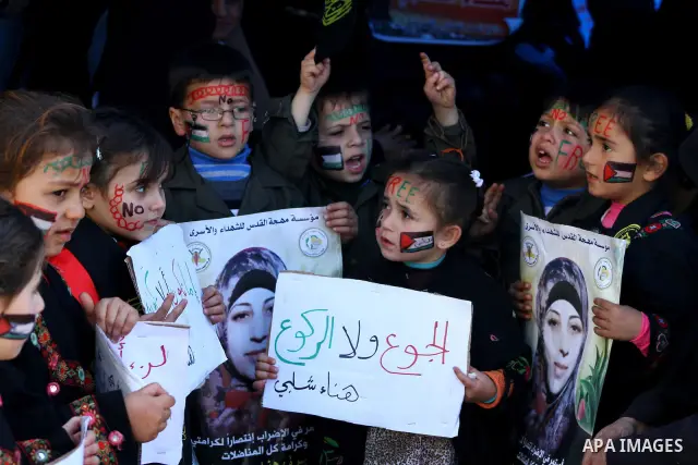 Palestinian children demonstrate in solidarity with Hana'a Shalabi during a protest in front of red cross in Gaza City, on mar. 07, 2012. Shalabi, released by Israel in a prisoner swap last year but re-arrested earlier t...