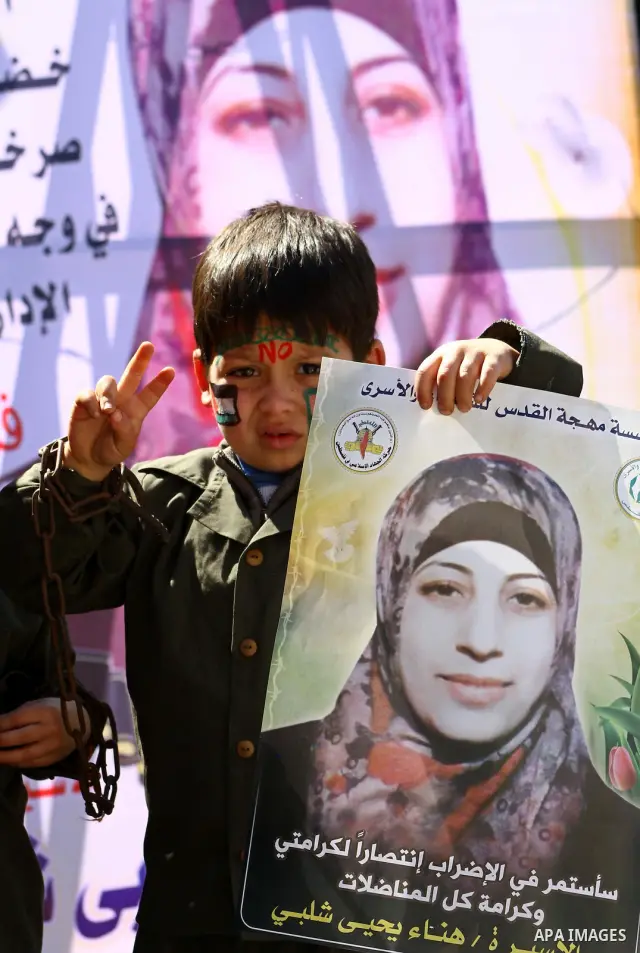 Palestinian children demonstrate in solidarity with Hana'a Shalabi during a protest in front of red cross in Gaza City, on mar. 07, 2012. Shalabi, released by Israel in a prisoner swap last year but re-arrested earlier t...