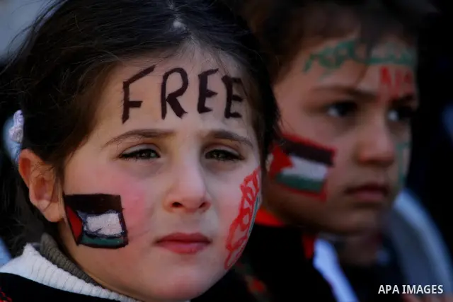 Palestinian children demonstrate in solidarity with Hana'a Shalabi during a protest in front of red cross in Gaza City, on mar. 07, 2012. Shalabi, released by Israel in a prisoner swap last year but re-arrested earlier t...