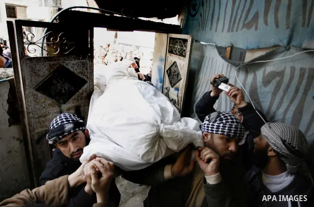 Palestinians carry the body of the Popular Resistance Committees leader Zuheir al-Qessi during his funeral in Rafah in the southern Gaza Strip March 10, 2012. Israel killed four Gaza militants on Saturday as violence spa...