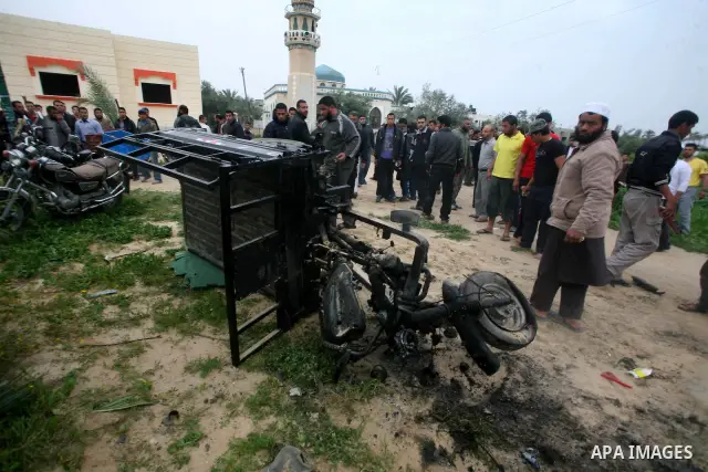 A Palestinian man reacts next to a rickshaw following an Israeli air strike in Khan Younis in the southern Gaza Strip March 12, 2012. Israeli air strikes killed two Palestinian militants and wounded 25 civilians in the G...