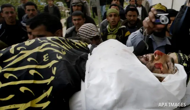 Palestinian mourners carry the body of Raafat Abu Eid , 24-years-old, a member of the Islamic Jihad's armed wing, the Al-Quds Brigades, during his funeral in Khan Yunis in the southern Gaza Strip, on March 12, 2012. Eid...