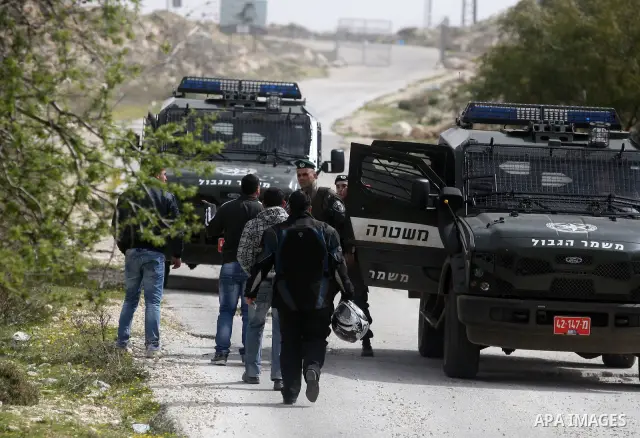 Israeli troops remove the ,Piet AXA, checkpoint near Ramot settlement, northern Jerusalem, March 12, 2012.. Photo by Issam Rimawi