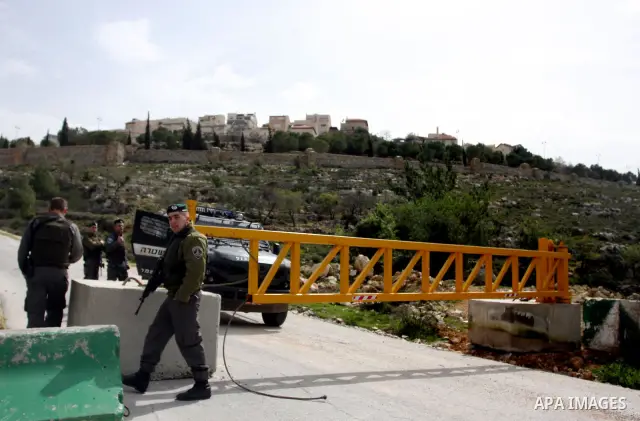 Israeli troops remove the ,Piet AXA, checkpoint near Ramot settlement, northern Jerusalem, March 12, 2012.. Photo by Issam Rimawi