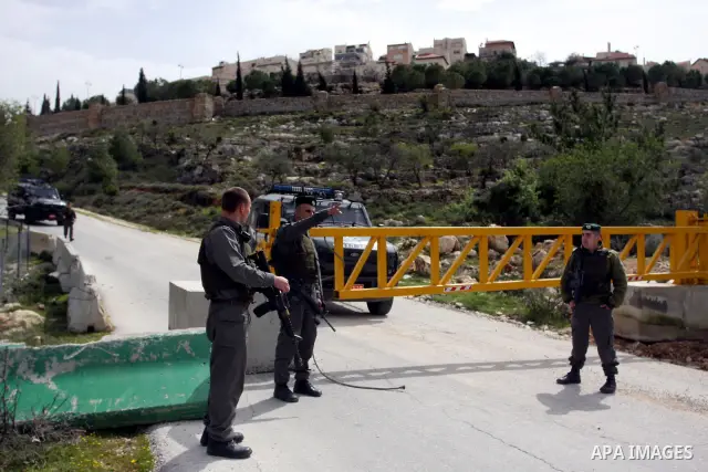 Israeli troops remove the ,Piet AXA, checkpoint near Ramot settlement, northern Jerusalem, March 12, 2012.. Photo by Issam Rimawi
