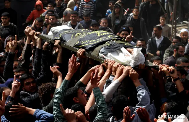 Palestinians carry the body of Islamic Jihad militant Mohammed Daher during his funeral in Gaza City March 13, 2012. An Egyptian-brokered truce between Israel and militant groups in the Gaza Strip began to take hold on T...