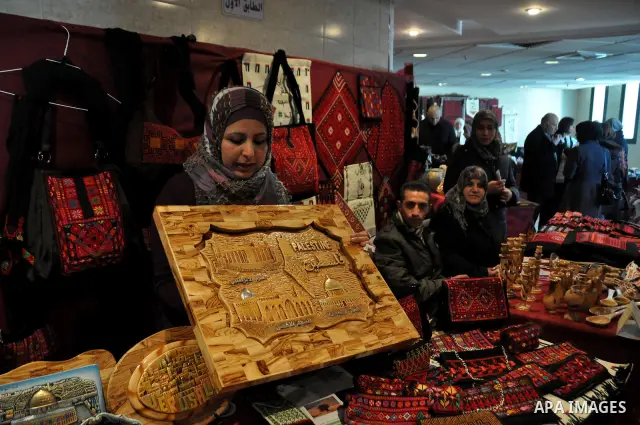 Palestinians participate in an exhibition for the Palestinian heritage to the celebration "Mother's Day" in the West Bank city of Nablus, Mar. 17, 2012. Photo by Nedal Shtieh