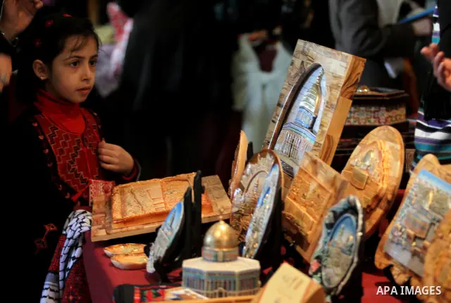 Palestinians participate in an exhibition for the Palestinian heritage to the celebration "Mother's Day" in the West Bank city of Nablus, Mar. 17, 2012. Photo by Nedal Shtieh
