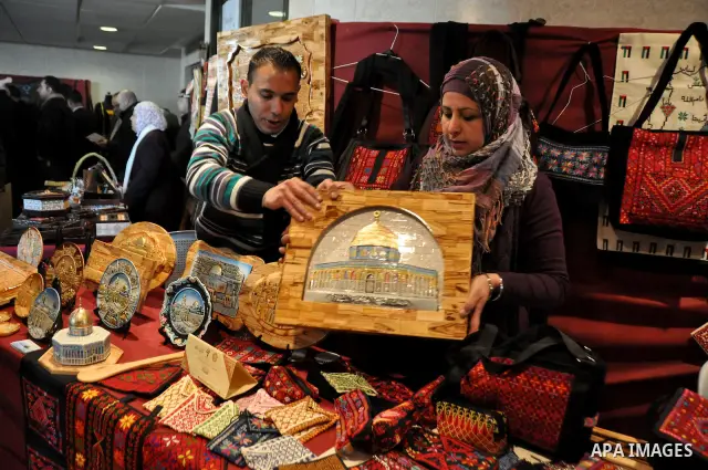 Palestinians participate in an exhibition for the Palestinian heritage to the celebration "Mother's Day" in the West Bank city of Nablus, Mar. 17, 2012. Photo by Nedal Shtieh