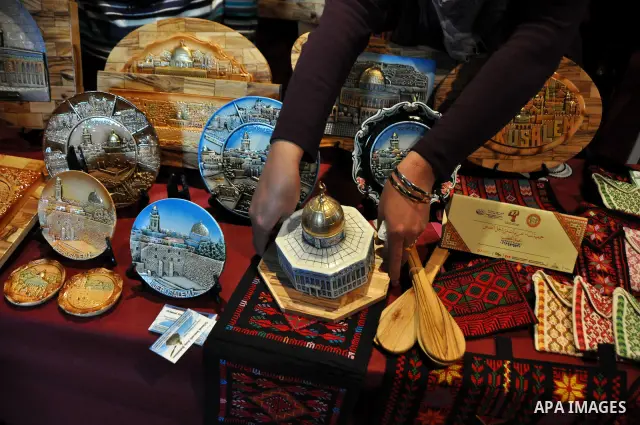 Palestinians participate in an exhibition for the Palestinian heritage to the celebration "Mother's Day" in the West Bank city of Nablus, Mar. 17, 2012. Photo by Nedal Shtieh