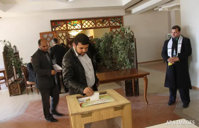 Palestinian journalists cast their votes in the Palestinian journalists syndicate elections in Gaza Strip, in Gaza city on March 18,2012. More than 370 journalist casted their votes in the election on Sunday evening. Pho...