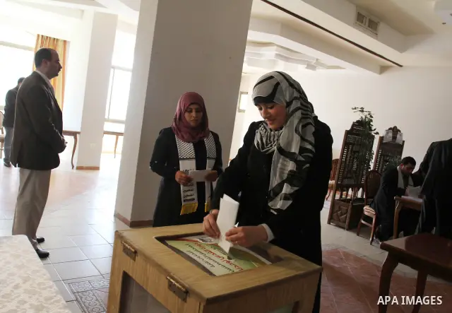 Palestinian journalists cast their votes in the Palestinian journalists syndicate elections in Gaza Strip, in Gaza city on March 18,2012. More than 370 journalist casted their votes in the election on Sunday evening. Pho...