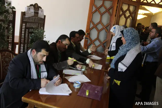 Palestinian journalists cast their votes in the Palestinian journalists syndicate elections in Gaza Strip, in Gaza city on March 18,2012. More than 370 journalist casted their votes in the election on Sunday evening. Pho...