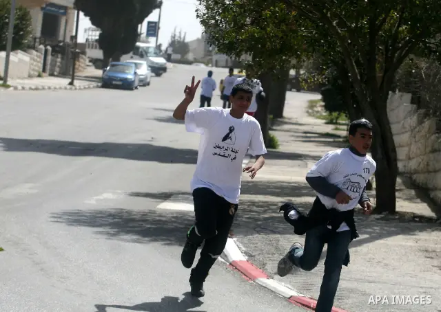 Palestinian youths participating in the Marathon "Jerusalem is the eternal capital of Palestine", which was launched in front of the tomb of President easer President Arafat in Ramallah, West Bank, March 19, 2012 ". Phot...